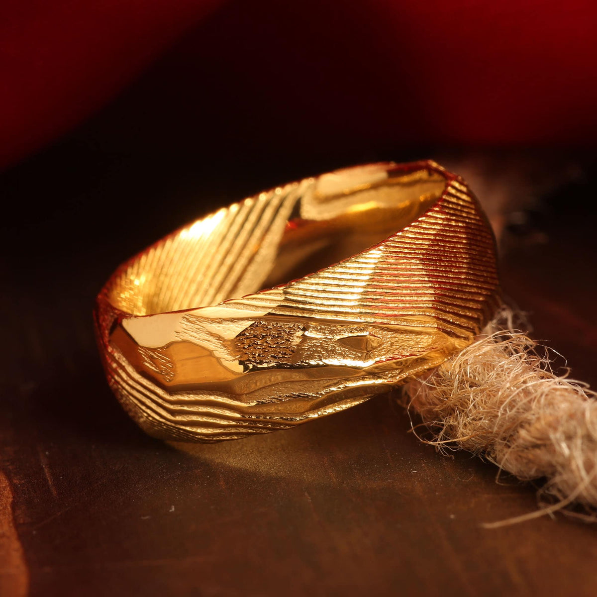 Men’s yellow gold Damascus steel wedding band with forged pattern